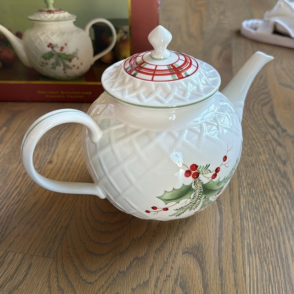 New in Box Lenox Holiday Gatherings Carved Teapot - Picture 3 of 5